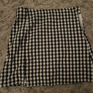 American Eagle black and white checkered skirt. Size small.